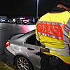 Polizisten kontrollieren in Singen mehrere Autofahrer. Zu einer größeren Ansammlung von Tunern und Posern ist es am Karfreitag im ...