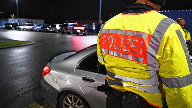 Polizisten kontrollieren in Singen mehrere Autofahrer. Zu einer größeren Ansammlung von Tunern und Posern ist es am Karfreitag im ...
