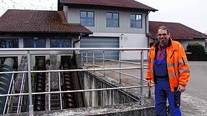 Abwassermeister Peter Godau ist für die Kläranlage im Salemer Ortsteil Buggensegel zuständig. Die Vorgaben für die Anlage können kaum ...