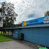 Das Restaurant Café Hörnle liegt direkt am Eingang des Strandbads Horn – erreichbar mit der Buslinie 5.