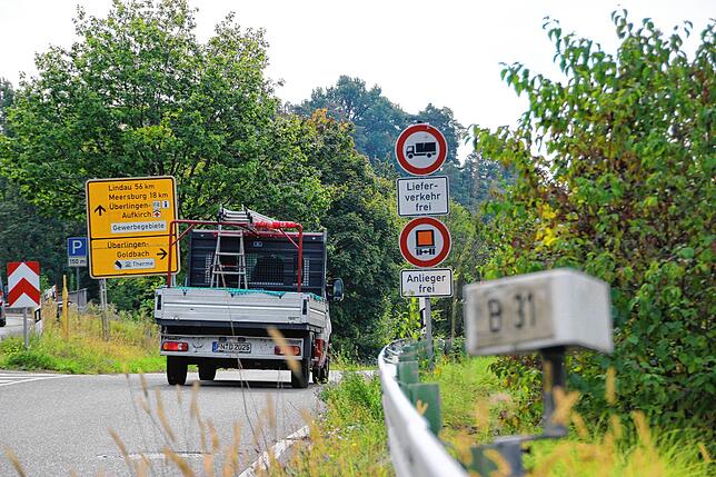 Abfahrt von der alten B31 bei Brünnensbach: Wer aus Richtung Sipplingen auf Überlingen zufährt, erfährt anhand der Schilder nicht, wie ...