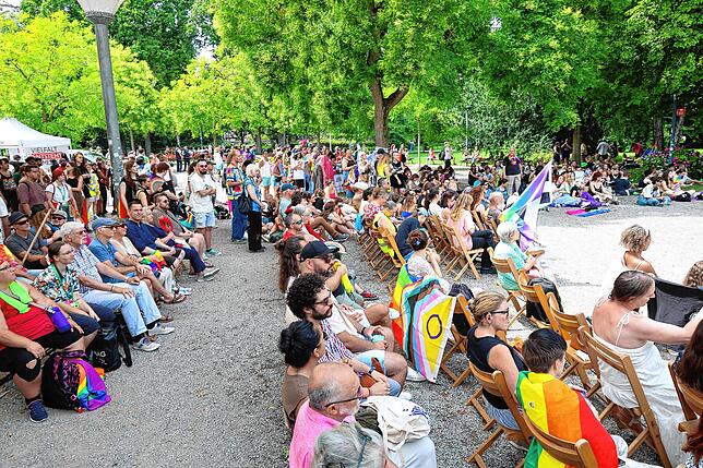 Bild 16: Fotos vom CSD 2025 in Konstanz: Bunte Flaggen, ausgefallene Outfits und klare Statements