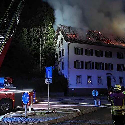 Ex-Gasthaus steht in Flammen