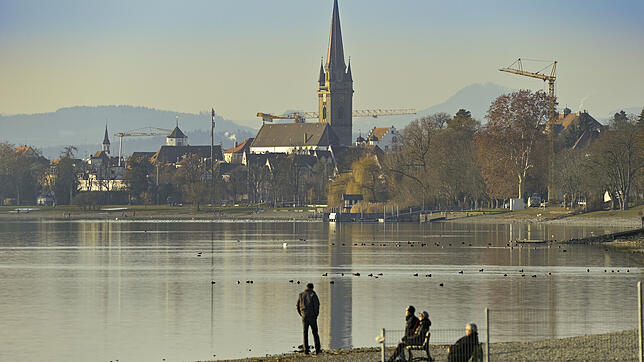 Unschuldig und glatt liegt der Zeller See in der Februarsonne vor dem Münster. Vereinzelt finden Spaziergänger über die bestehenden ...