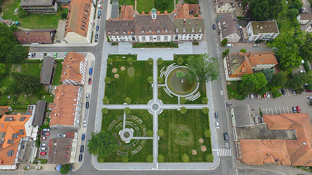 Der Zinzendorfplatz von oben. Am oberen Bildrand ist der Kirchensaal zu sehen. Der 100 mal 100 Meter große Platz wurde in ...