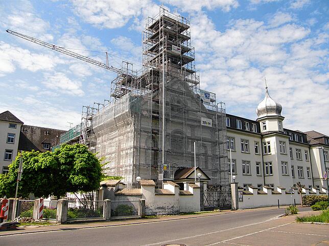Derzeit wird der Turm der Klosterkirche saniert.