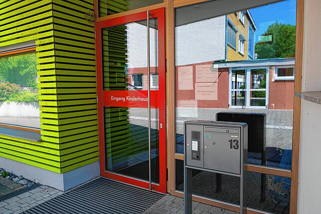 Im Kinderhaus an der Schulstraße werden zurzeit 42 Kindergartenkinder und 33 Krippenkinder betreut. Die Kindergartenkinder werden ...