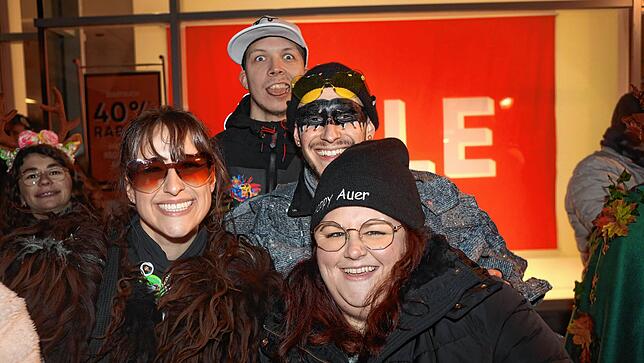 Bild 16: Mit dem Butzenlauf wird die Straßenfasnacht eingeläutet
