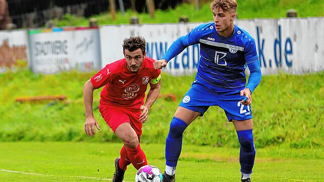 Yannic Schädler (rechts) ist einer von zwei Neuzugängen des FC 04 Singen. Bisher war er für den FC Radolfzell am Ball.