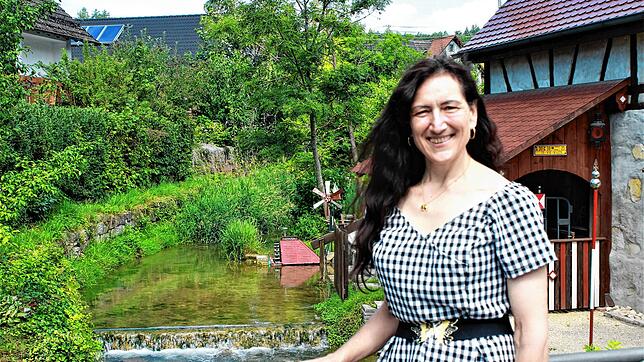 Regina Glatt fühlt sich wohl in Eigeltingen. Sie wohnt in der Nähe des Krebsbachs, der malerisch durch den Ort fließt.