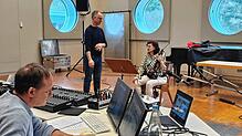 Der US-amerikanische Komponist Mike Svoboda und die deutsche Musikerin Melise Mellinger bei der Arbeit im Experimentalstudio.