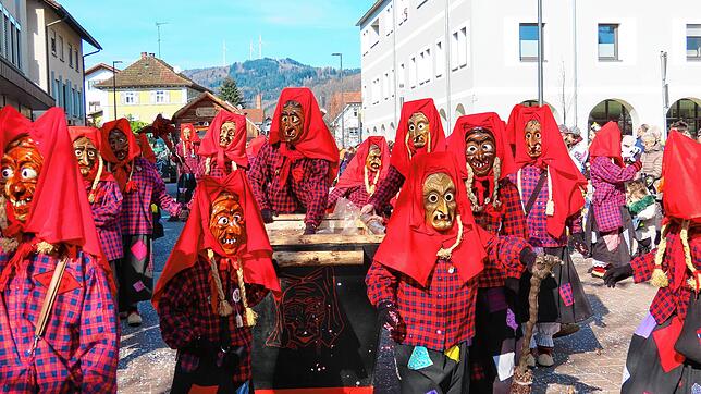 Eine große Wanne voller Konfetti hatten die Wehrer Hexen beim Umzug durch die Innenstadt dabei.