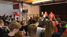 Die Betroffenheit ist groß: Viele Hände gehen nach oben, wenn die Schauspieler die Salemer Schüler fragen, was sie schon alles im Umgang ...