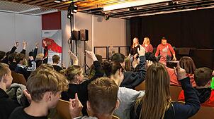 Die Betroffenheit ist groß: Viele Hände gehen nach oben, wenn die Schauspieler die Salemer Schüler fragen, was sie schon alles im Umgang ...