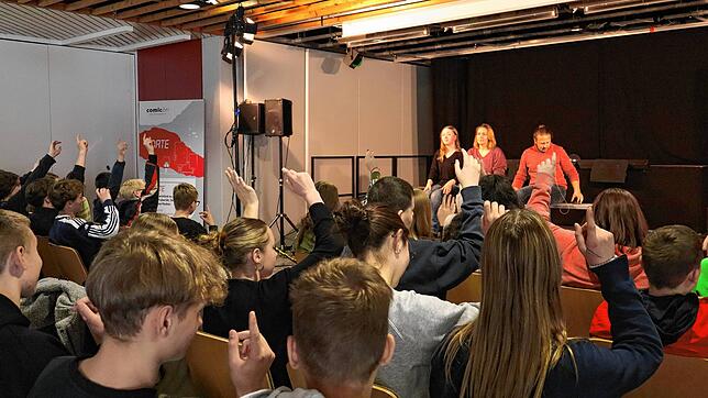 Die Betroffenheit ist groß: Viele Hände gehen nach oben, wenn die Schauspieler die Salemer Schüler fragen, was sie schon alles im Umgang ...