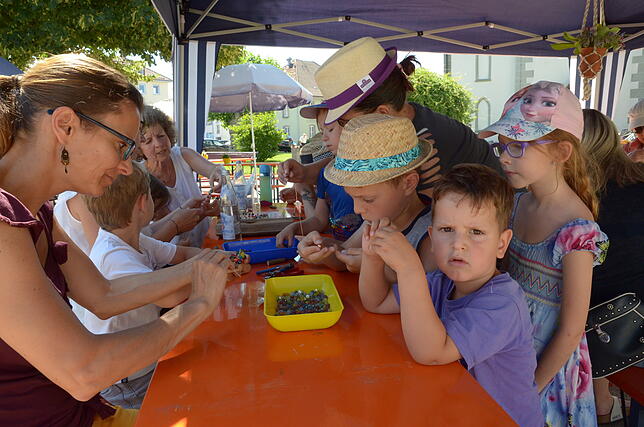 Auch für die Kinder war beim Fest am Sonntag Einiges geboten. Hier wird gebastelt.