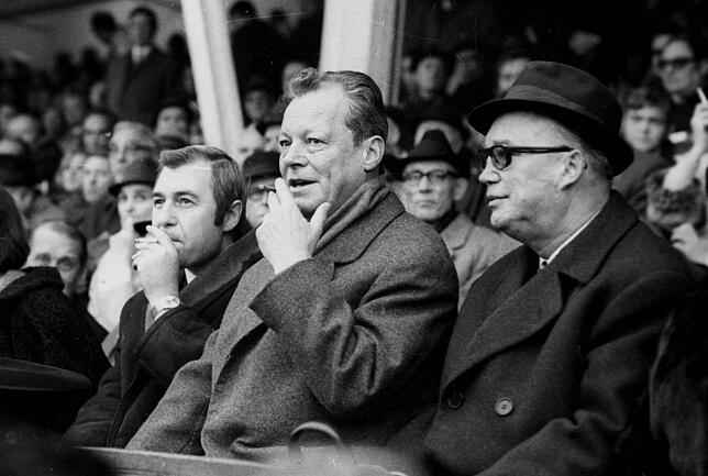 Willy Brandt mit Zigarillo im November 1969 auf der Tribüne beim 1. FC Köln. Der gewann gegen Schalke 04 an diesem Tag mit 8:0. Links ...
