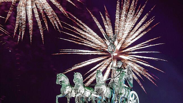 Das Feuerwerk über dem Brandenburger Tor in Berlin läutete das Jahr 2020 ein. Es kam Corona &ndash; aber auch anderes.