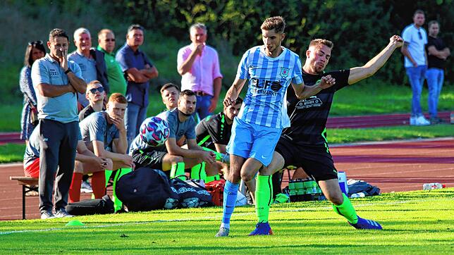 Das Hinspiel gewann der FC Anadolu Radolfzell (weiß-blaue Trikots) gegen FC Steißlingen mit 5:2.