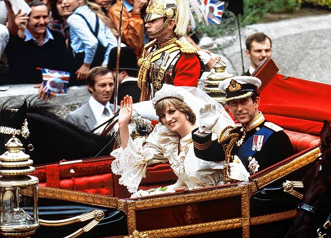 Nach der kirchlichen Trauung in der Londoner St. Paul&lsquo;s Kathedrale fahren Prinzessin Diana und Prinz Charles in einer offenen ...