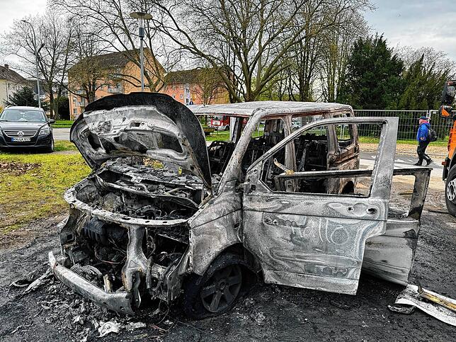 Von dem Kleinbus am Hohentwiel-Stadion ist nach dem Feuer nicht mehr viel übrig.