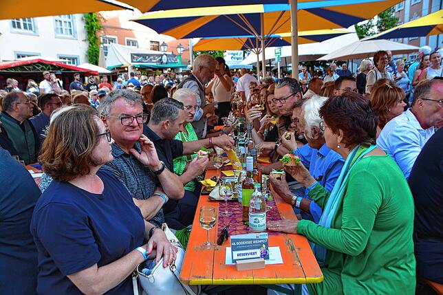 Voll besetzte Tische und gute Laune. Das Bodensee-Weinfest auf dem Schlossplatz ist stets ein Besucher-Magnet. Links sind der Häfler ...