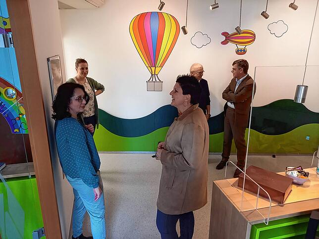 Vorstellungstermin in der Kinderarztpraxis: Die neue Markdorfer Kinderärztin Ramona Muraru (links) unterhält sich mit Hauptamtsleiterin ...