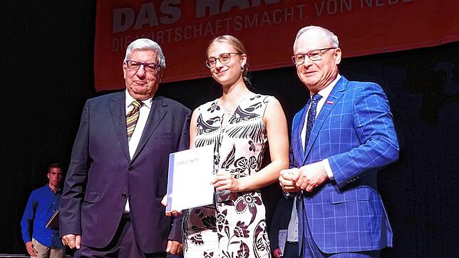 Emma Ladenberger bei ihrer Gesellenfreisprechung zusammen mit Kreishandwerksmeister Thoma Kaiser (links) und Handwerkskammer-Präsident ...