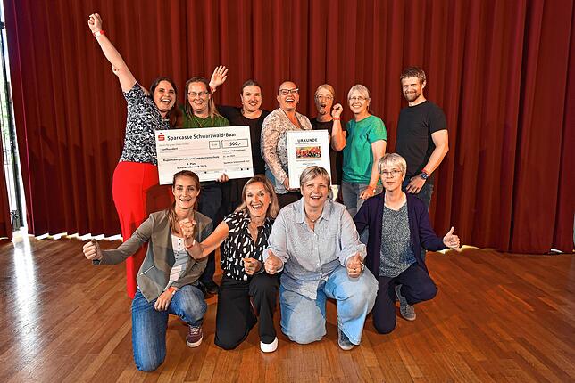 Die Lehrer der Rupertsbergschule und Sommerrainschule St. Georgen holen für ihre Schüler 500 Euro für den Schulhof ab.