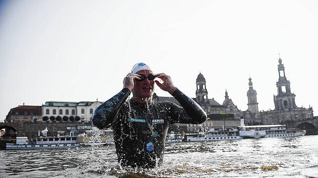 Wie hier beim Elbe-Projekt will Andreas Fath das Bewusstsein der Menschen für Plastikverschmutzung im Wasser schärfen. Foto: Hans Grohe