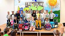 16 Jungen und Mädchen der ersten Klasse der Josef-Anton-Sickinger Grundschule Rippolingen mit ihrer  Klassenlehrerin Caterina Sänger.