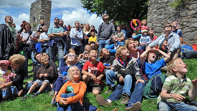 Ein Fest für die ganze Familie verspricht das Burgfest auf dem Hohentwiel (hier Kirchplatz) am Sonntag, 22. Juli, zu werden. 90 Stunden ...