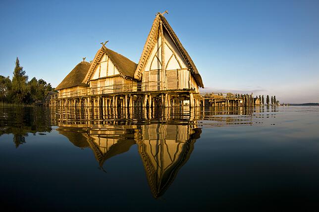 Das Pfahlbaumuseum in Unteruhldingen vom Wasser aus gesehen.