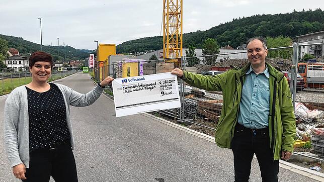 Christiane Maier, Vorsitzende, und Thomas Scheibel, stellvertretender Vorsitzender des Vereins Pro Freibad Waldshut, haben die erste ...