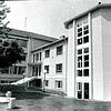 Die frisch sanierte Ratoldusschule im August 1988. Zwei Jahre lang mussten die Schüler verteilt auf das gesamte Stadtgebiet unterrichtet ...