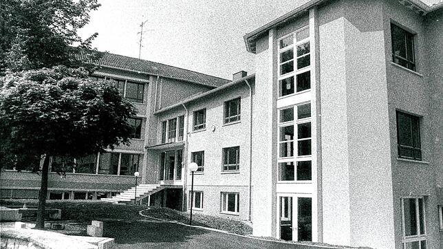 Die frisch sanierte Ratoldusschule im August 1988. Zwei Jahre lang mussten die Schüler verteilt auf das gesamte Stadtgebiet unterrichtet ...