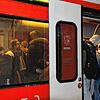 Die letzten Fahrgäste, fast ausschließlich Schüler, finden noch Zugang. Im Innern des Zuges, der von Gottmadingen nach Singen fährt, ...