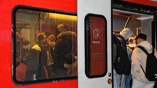 Die letzten Fahrgäste, fast ausschließlich Schüler, finden noch Zugang. Im Innern des Zuges, der von Gottmadingen nach Singen fährt, ...