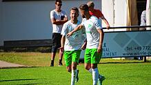 Benedikt Ganter (rechts) gratuliert Raphael Künstler zum Führungstreffer für Donaueschingen in Königsfeld. Die DJK gewannen das ...