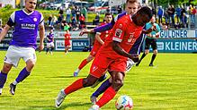 Der 1. FC Rielasingen-Arlen (Obed Ugondu am Ball) musste sich in der 94. Minute nach einem Strafstoß mit 2:3 in Nöttingen geschlagen geben.