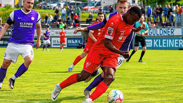 Der 1. FC Rielasingen-Arlen (Obed Ugondu am Ball) musste sich in der 94. Minute nach einem Strafstoß mit 2:3 in Nöttingen geschlagen geben.