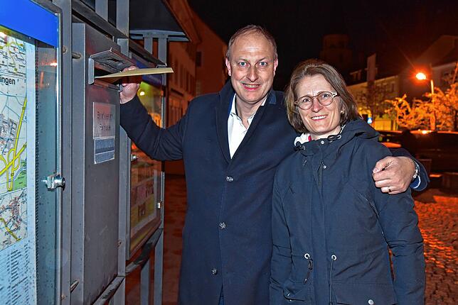 Amtsinhaber Michael Kollmeier schmeißt seine Bewerbungsunterlagen drei Minuten nach Mitternacht zusammen mit Frau Barbara in den ...