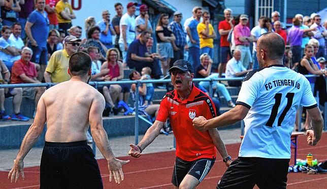 Triumph: Mit einem 4:3 beim Verfolger FC Schönau machte Trainer Georg Isele mit dem FC Tiengen 08 im Sommer 2017 den entscheidenden ...