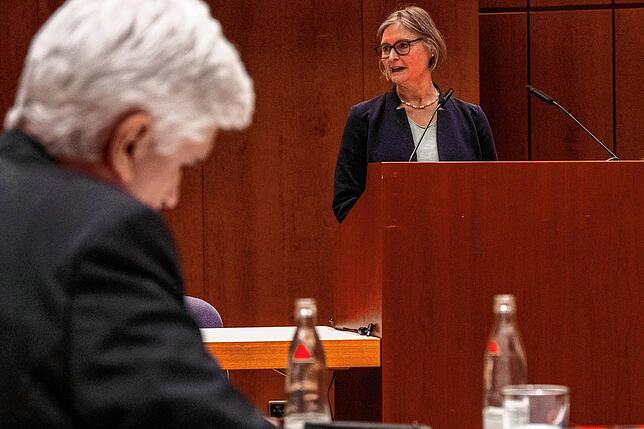 Fischereireferentin Jasminca Behrmann-Godel berichtet zum Fortschritt des Kormoranmanagements.
