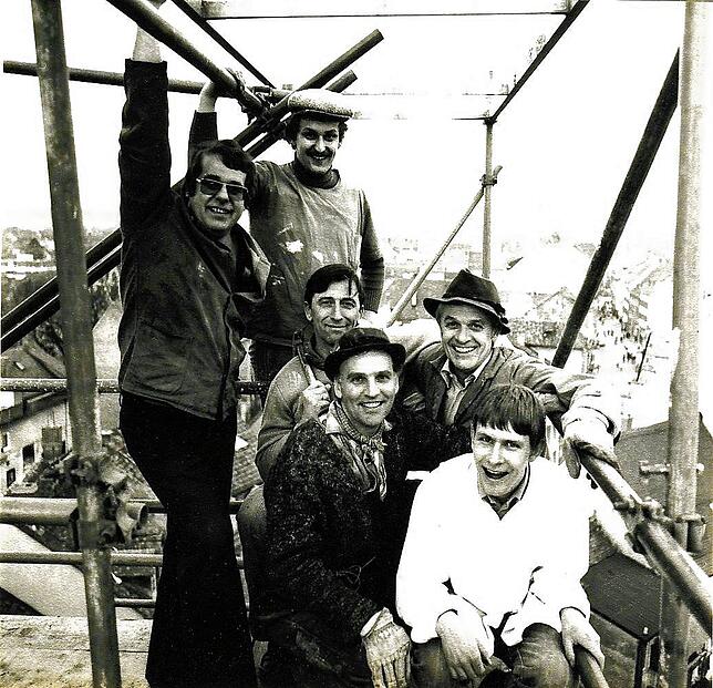 Die fleißigsten Helfer bei der Sanierung des Schnetztors waren (von links) Günther Prutscher, Markus Nabholz, Heinz Härter, Heinz Hug, ...