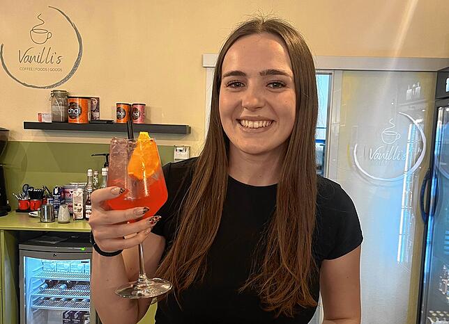 Wie ein fertiger Vanilli Spritz aussieht, zeigt Hannah Knöpfle, die im Café Vanilli‘s arbeitet.