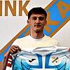 Omar Sijaric zeigt das Trikot seines neuen Clubs HNK Rijeka.