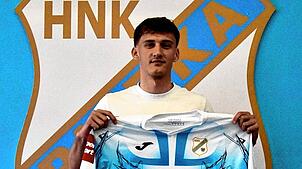 Omar Sijaric zeigt das Trikot seines neuen Clubs HNK Rijeka.