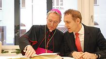Kurienerzbischof Georg Gänswein trägt sich auf Einladung von OB Jörg Lutz (rechts) ins Goldene Buch der Stadt Lörrach ein.
