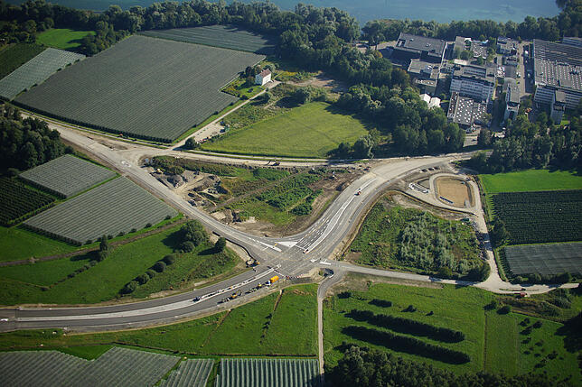 Bild 5: Neue Straßenführung und glänzender Asphalt: So sieht es inzwischen auf der B 31 zwischen Fischbach und Immenstaad aus